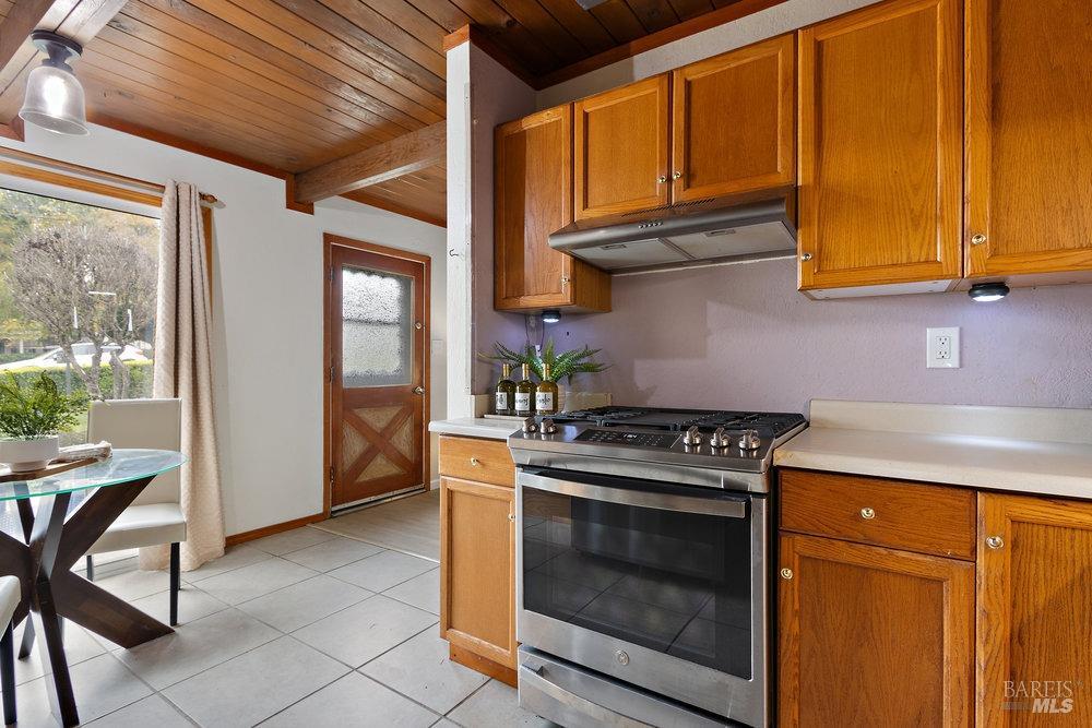 Detail Gallery Image 9 of 35 For 850 Sunnyview Dr, Pinole,  CA 94564 - 3 Beds | 1 Baths