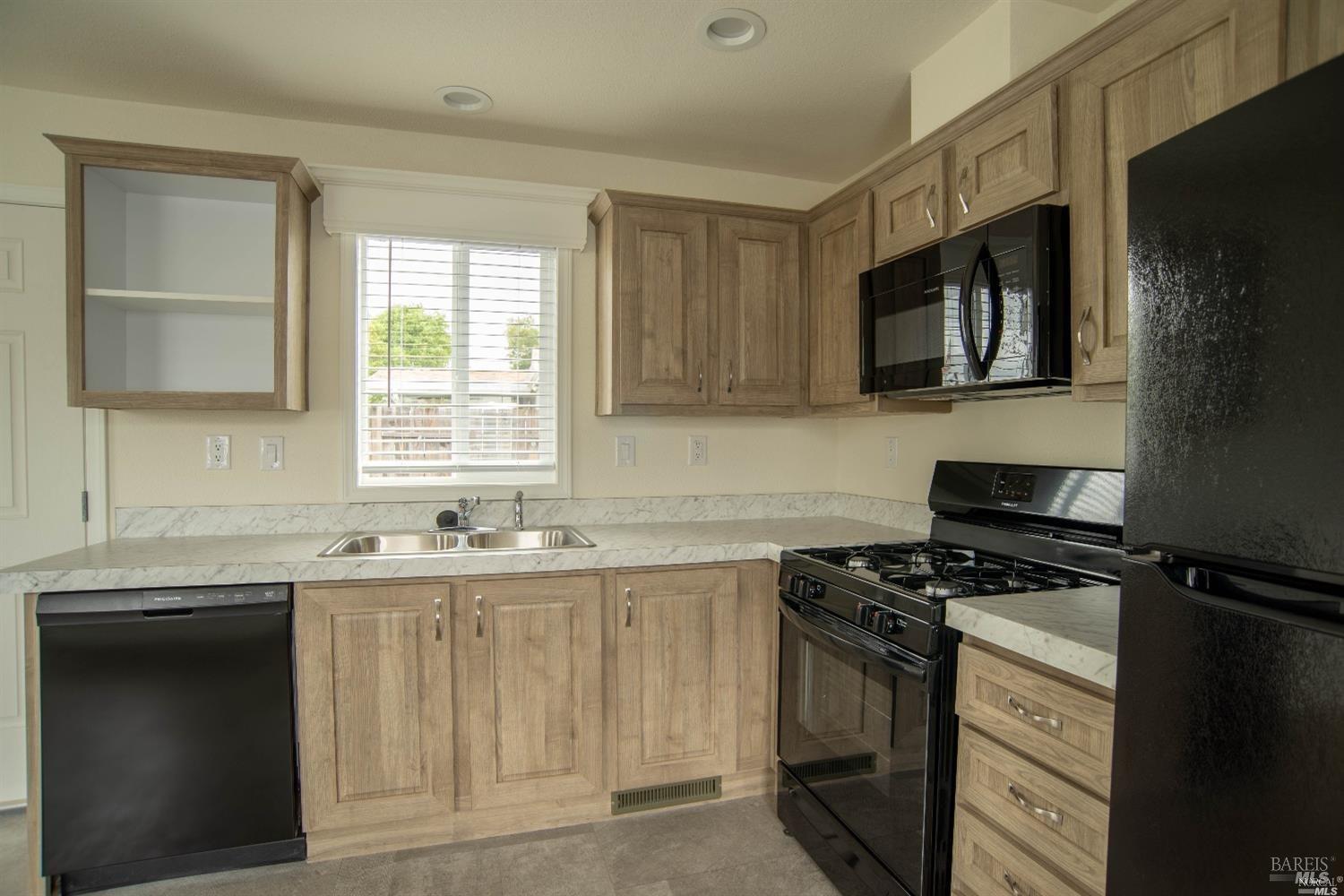 Detail Gallery Image 6 of 24 For 311 Lake Mendocino Dr 12, Ukiah,  CA 95482 - 2 Beds | 1 Baths