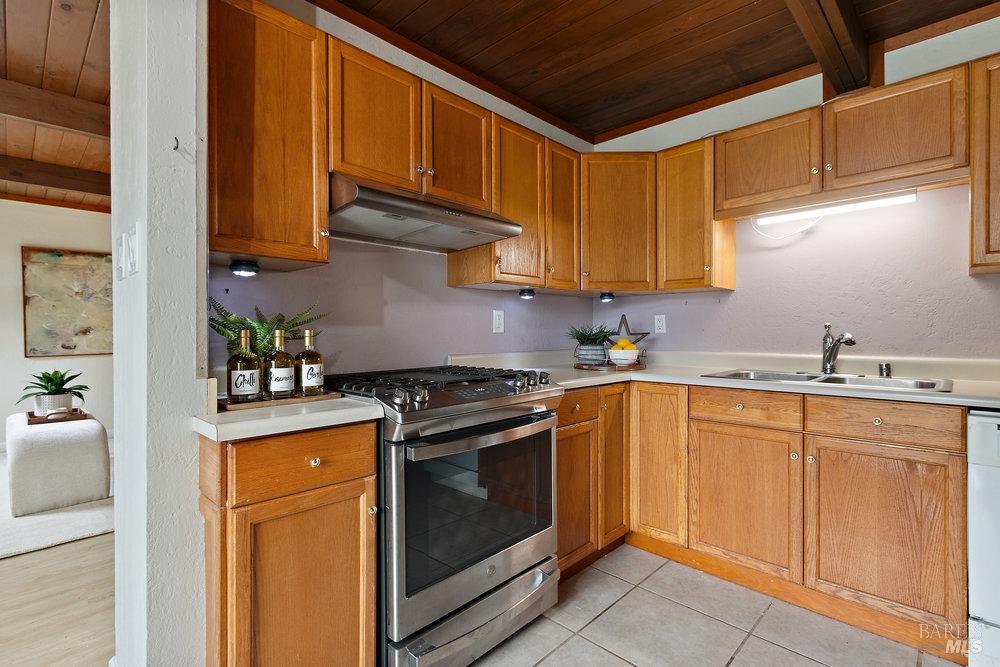 Detail Gallery Image 10 of 35 For 850 Sunnyview Dr, Pinole,  CA 94564 - 3 Beds | 1 Baths