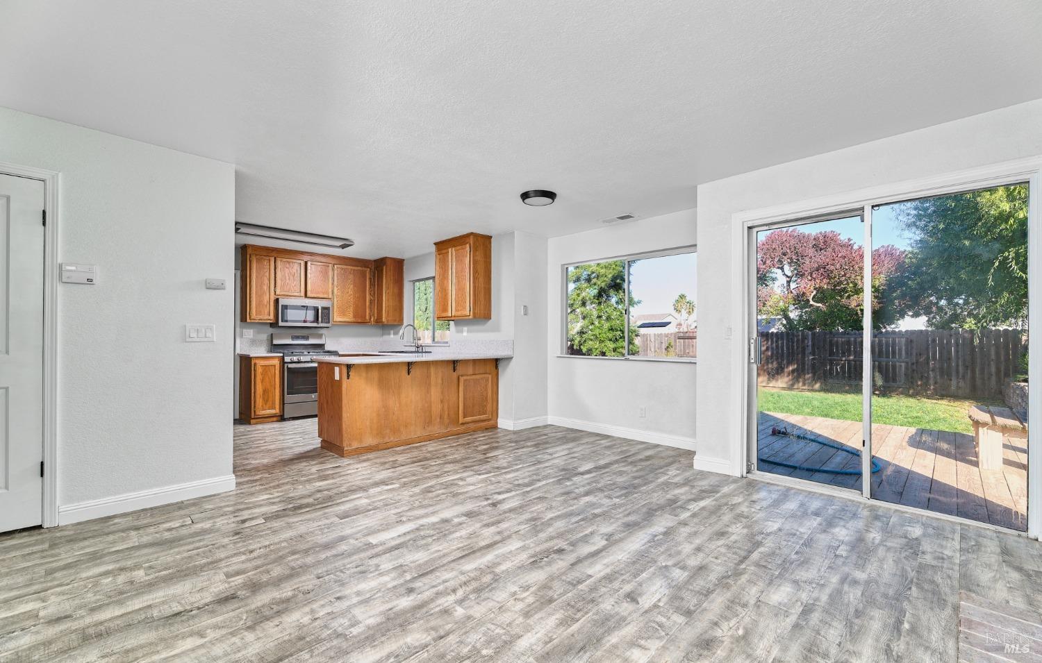 Detail Gallery Image 7 of 22 For 118 Mayo Ct, Vacaville,  CA 95688 - 4 Beds | 2/1 Baths