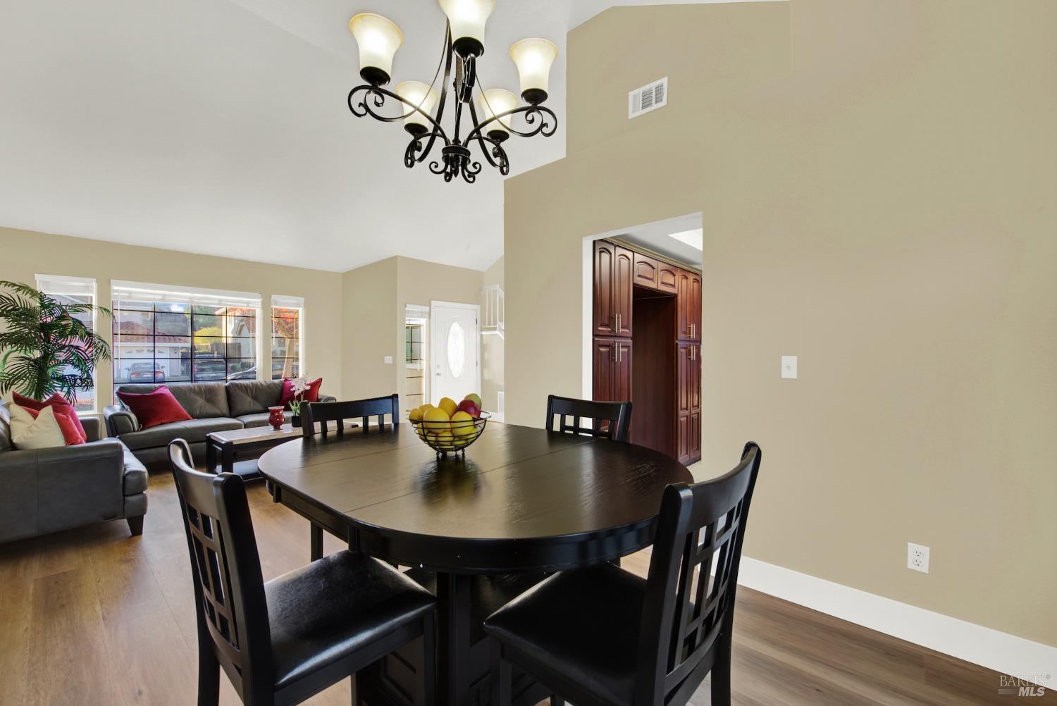 Detail Gallery Image 7 of 90 For 573 Britannia Dr, Vallejo,  CA 94591 - 3 Beds | 2/1 Baths