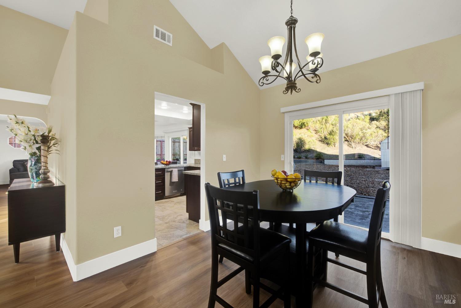 Detail Gallery Image 10 of 90 For 573 Britannia Dr, Vallejo,  CA 94591 - 3 Beds | 2/1 Baths