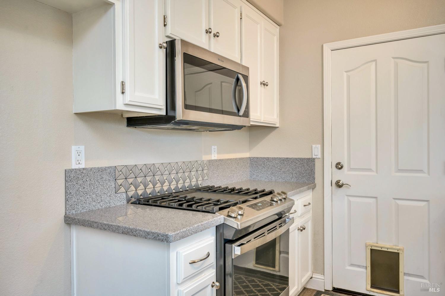 Detail Gallery Image 10 of 23 For 1755 Eardley Ave, Santa Rosa,  CA 95401 - 2 Beds | 2 Baths