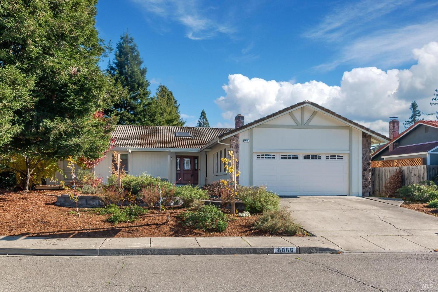 Detail Gallery Image 1 of 35 For 6066 Donna Ct, Rohnert Park,  CA 94928 - 3 Beds | 2 Baths