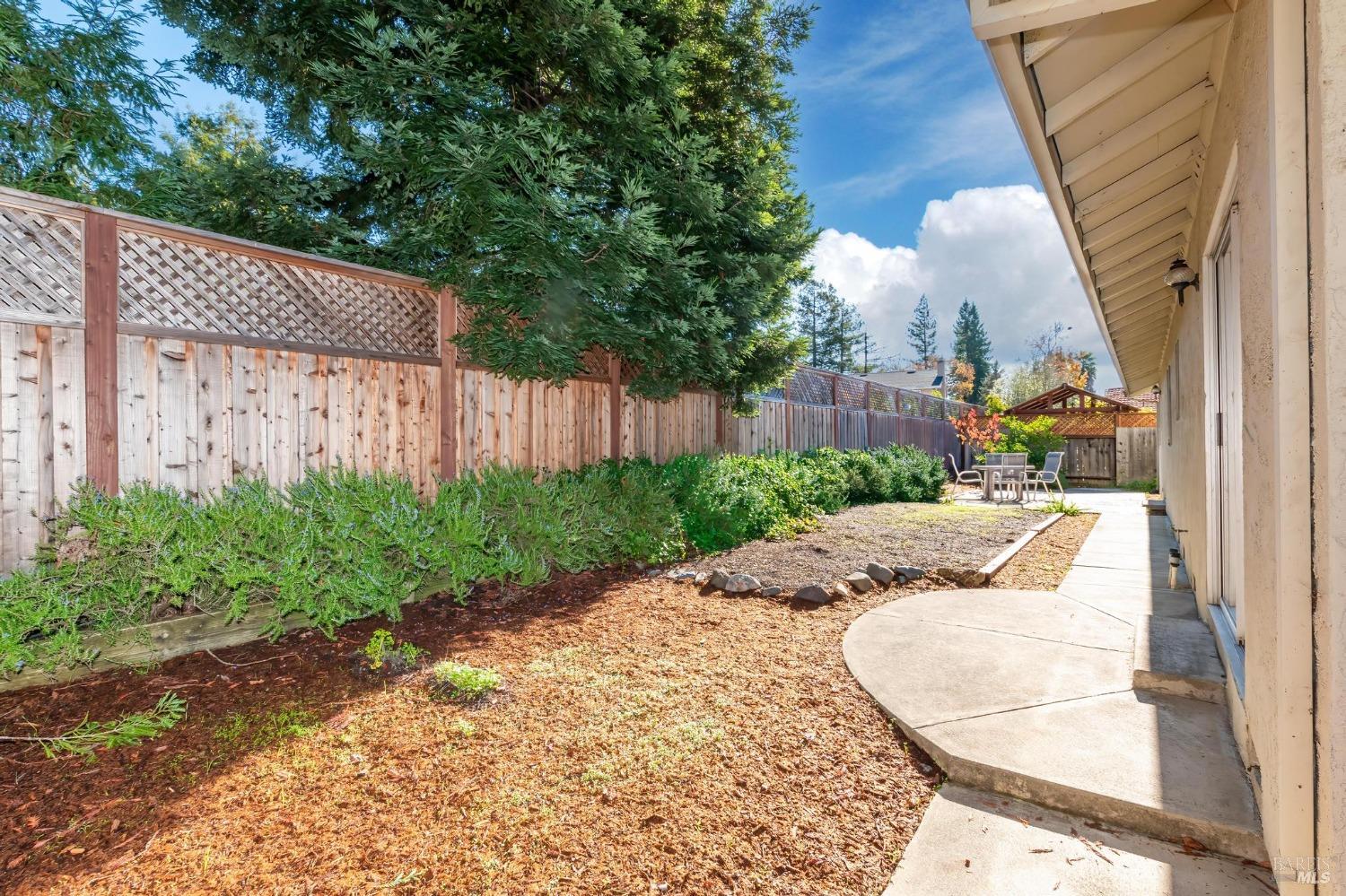 Detail Gallery Image 31 of 35 For 6066 Donna Ct, Rohnert Park,  CA 94928 - 3 Beds | 2 Baths