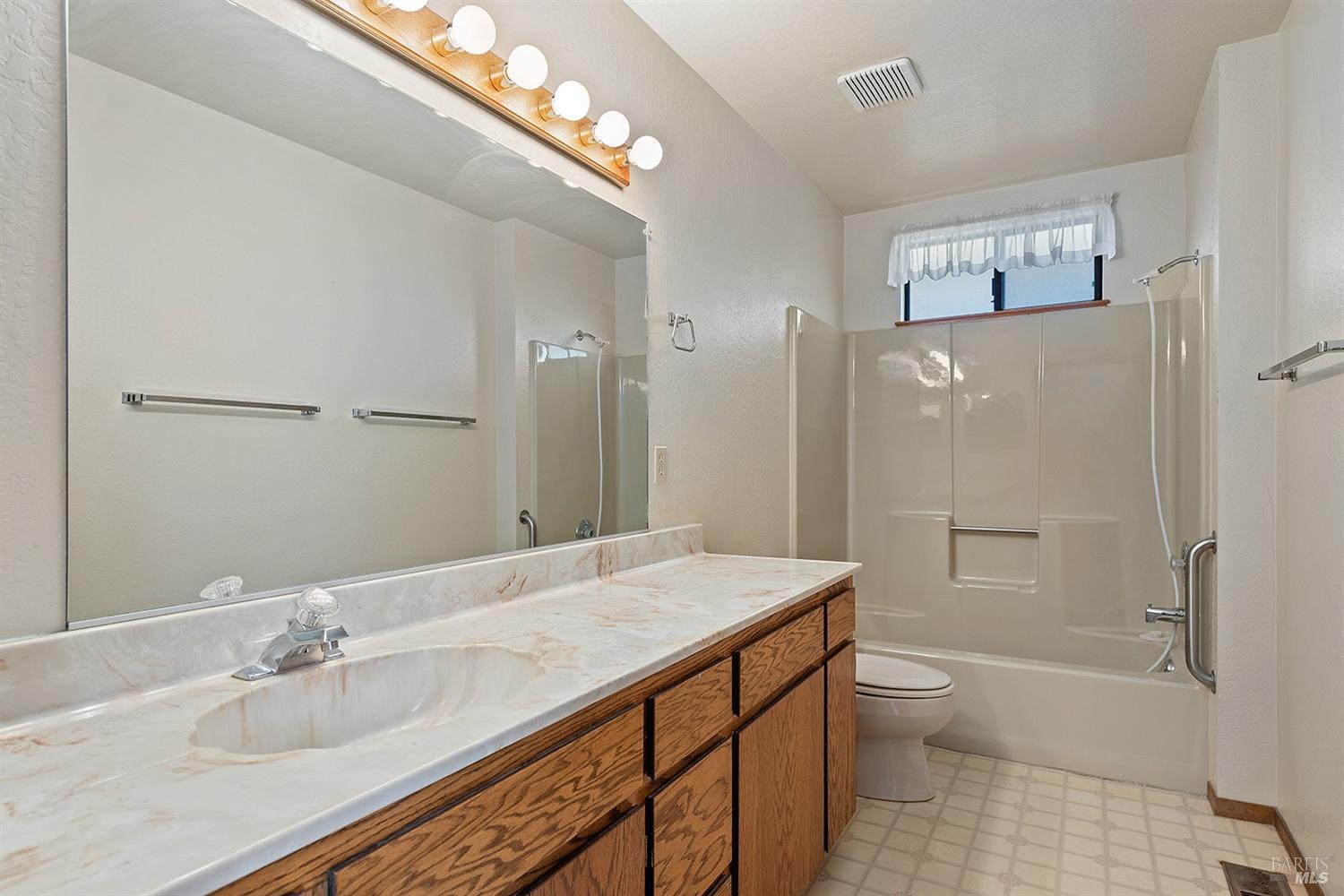 Detail Gallery Image 20 of 28 For 8000 Hill Dr, Sebastopol,  CA 95472 - 3 Beds | 2/1 Baths