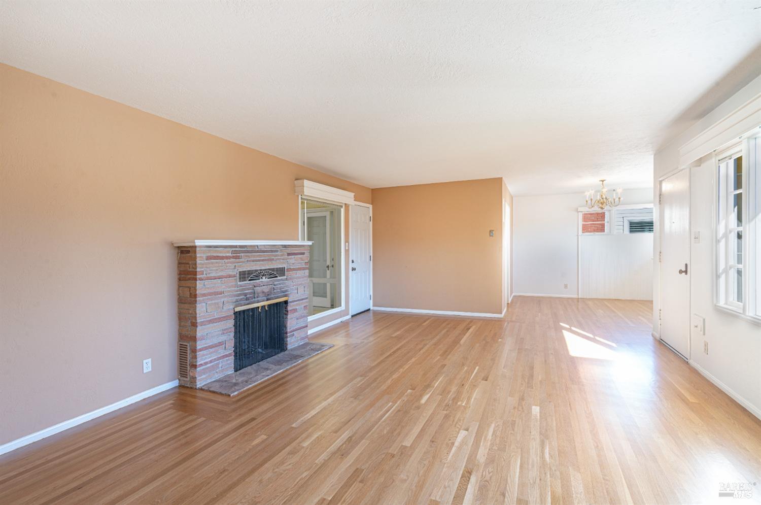 Detail Gallery Image 5 of 26 For 1941 Grace Dr, Santa Rosa,  CA 95404 - 3 Beds | 1/1 Baths