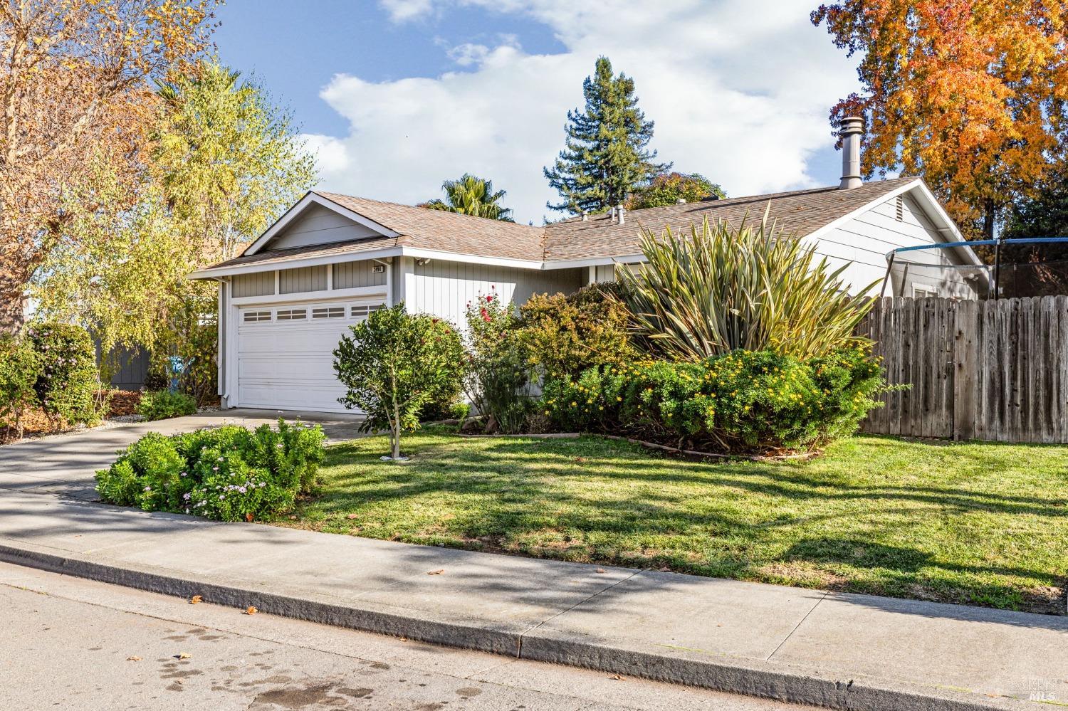 Detail Gallery Image 2 of 28 For 2498 Copperfield Dr, Santa Rosa,  CA 95401 - 2 Beds | 2 Baths