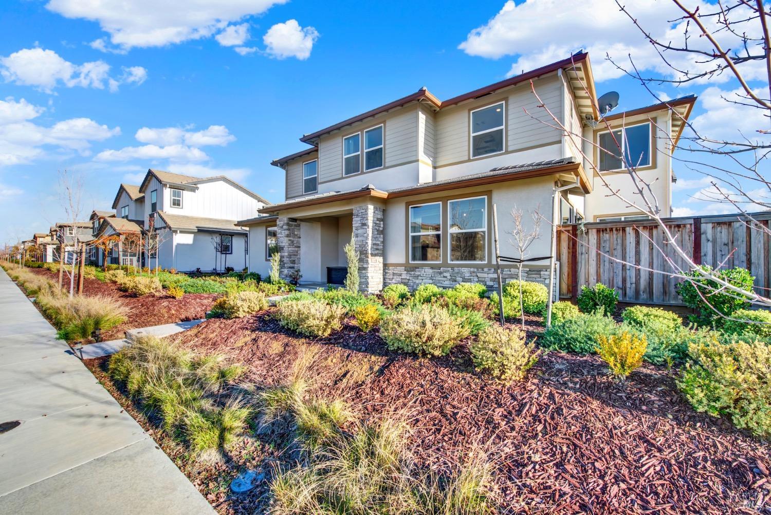 Detail Gallery Image 12 of 86 For 2404 Lake Club Dr, Fairfield,  CA 94533 - 4 Beds | 3/1 Baths