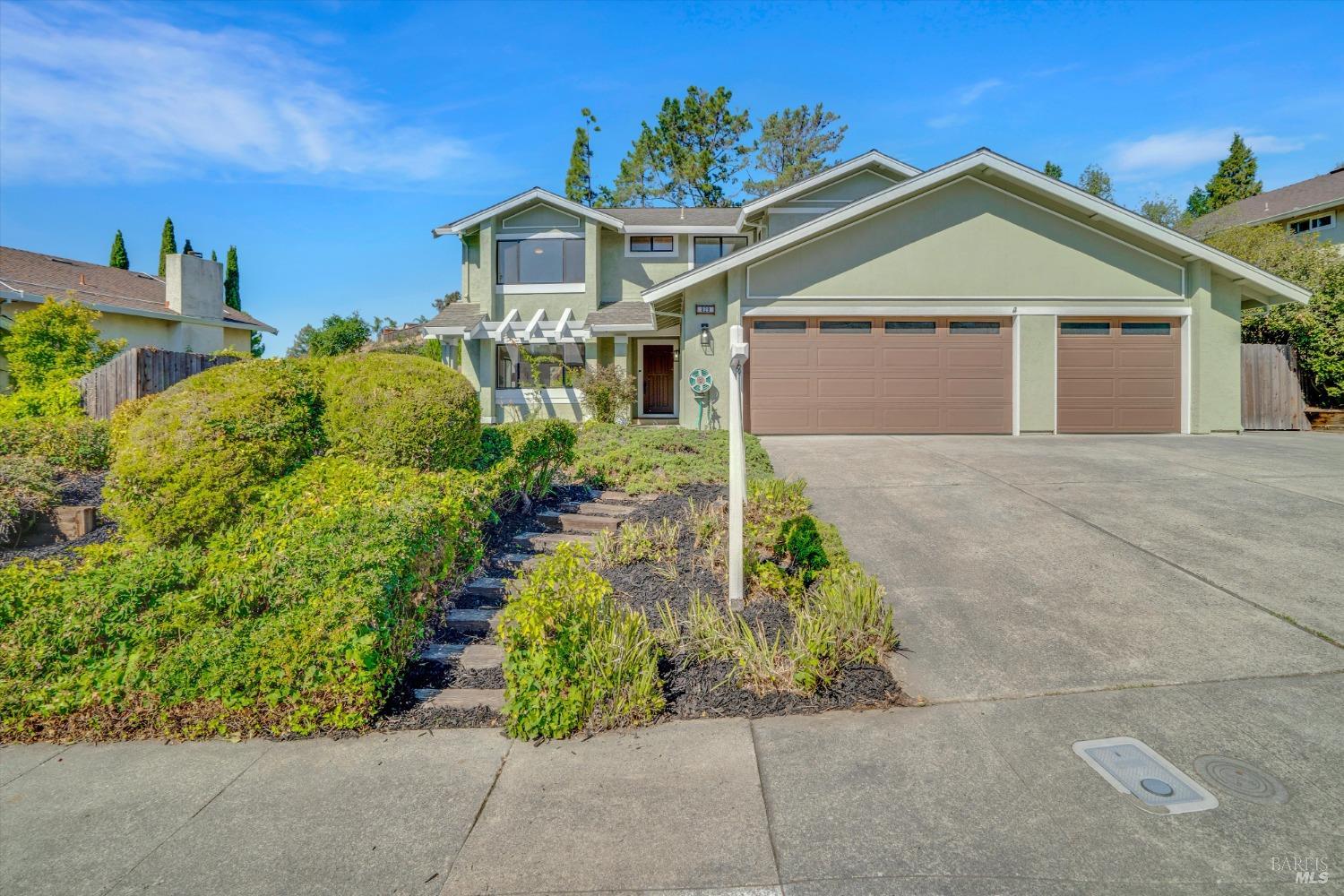 Detail Gallery Image 2 of 48 For 829 Dorset Way, Benicia,  CA 94510 - 4 Beds | 2/1 Baths