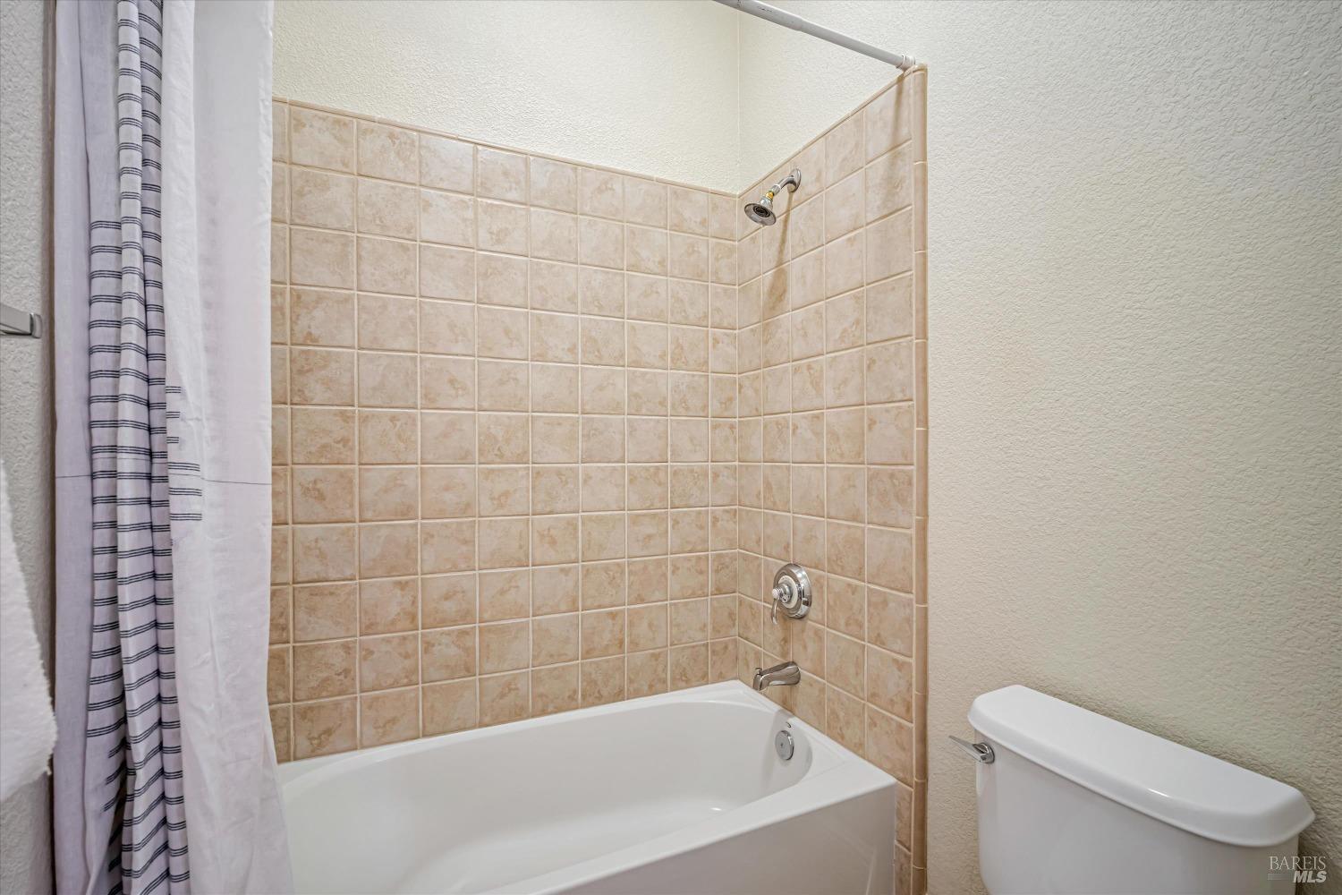 Detail Gallery Image 35 of 45 For 1173 Rochioli Dr, Windsor,  CA 95492 - 3 Beds | 2 Baths