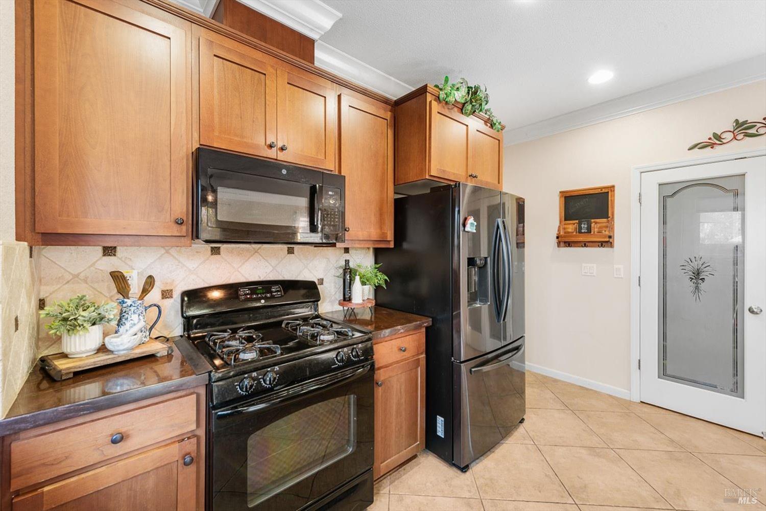 Detail Gallery Image 24 of 71 For 607 Embassy Cir, Vacaville,  CA 95688 - 3 Beds | 2/1 Baths