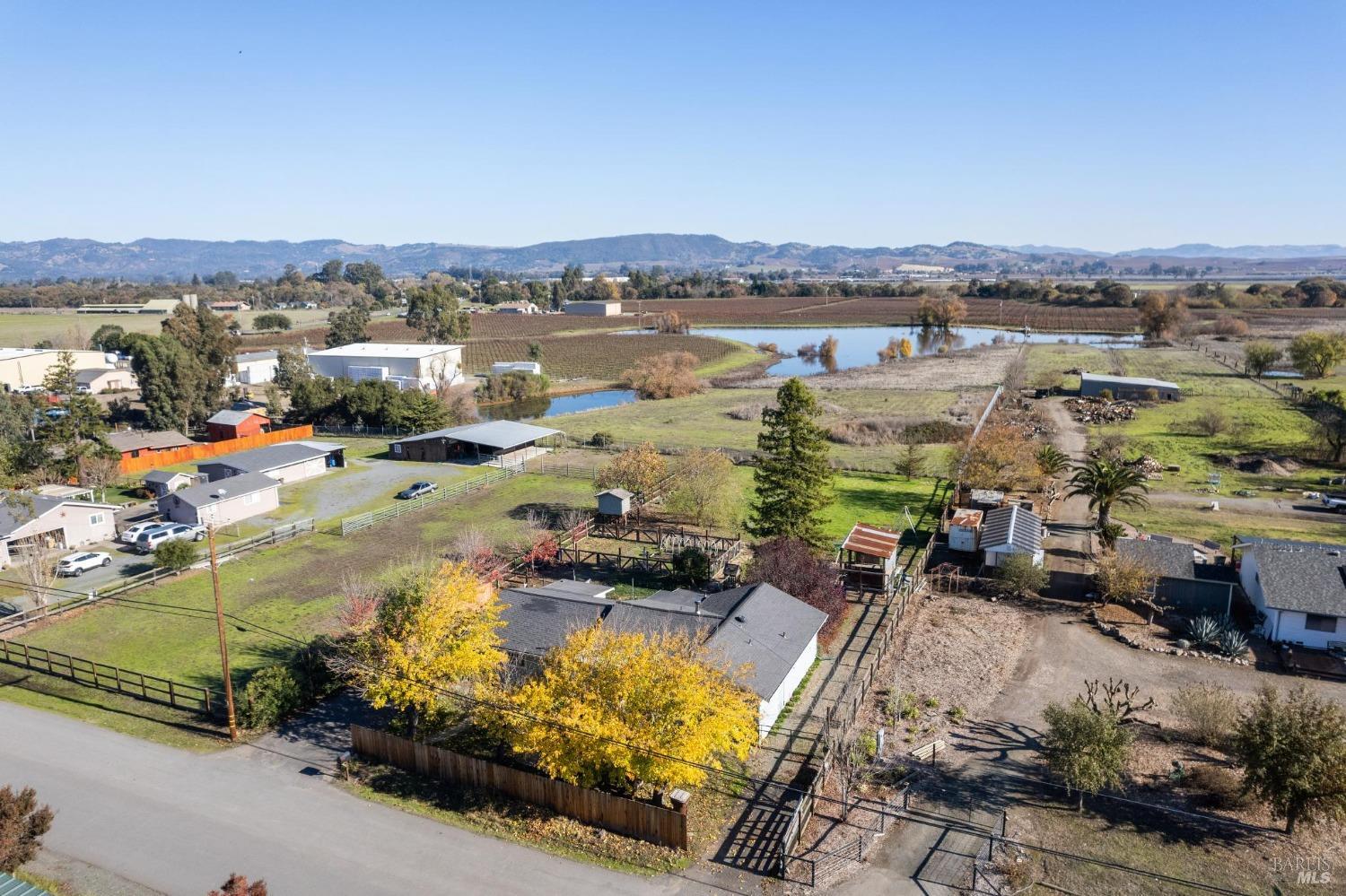 Detail Gallery Image 11 of 62 For 23202 Maffei Rd, Sonoma,  CA 95476 - 3 Beds | 1/1 Baths