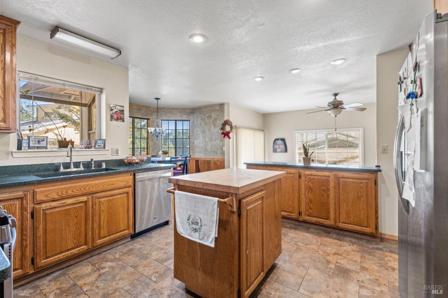 Detail Gallery Image 5 of 23 For 27009 Hawk Ct, Willits,  CA 95490 - 4 Beds | 2/1 Baths