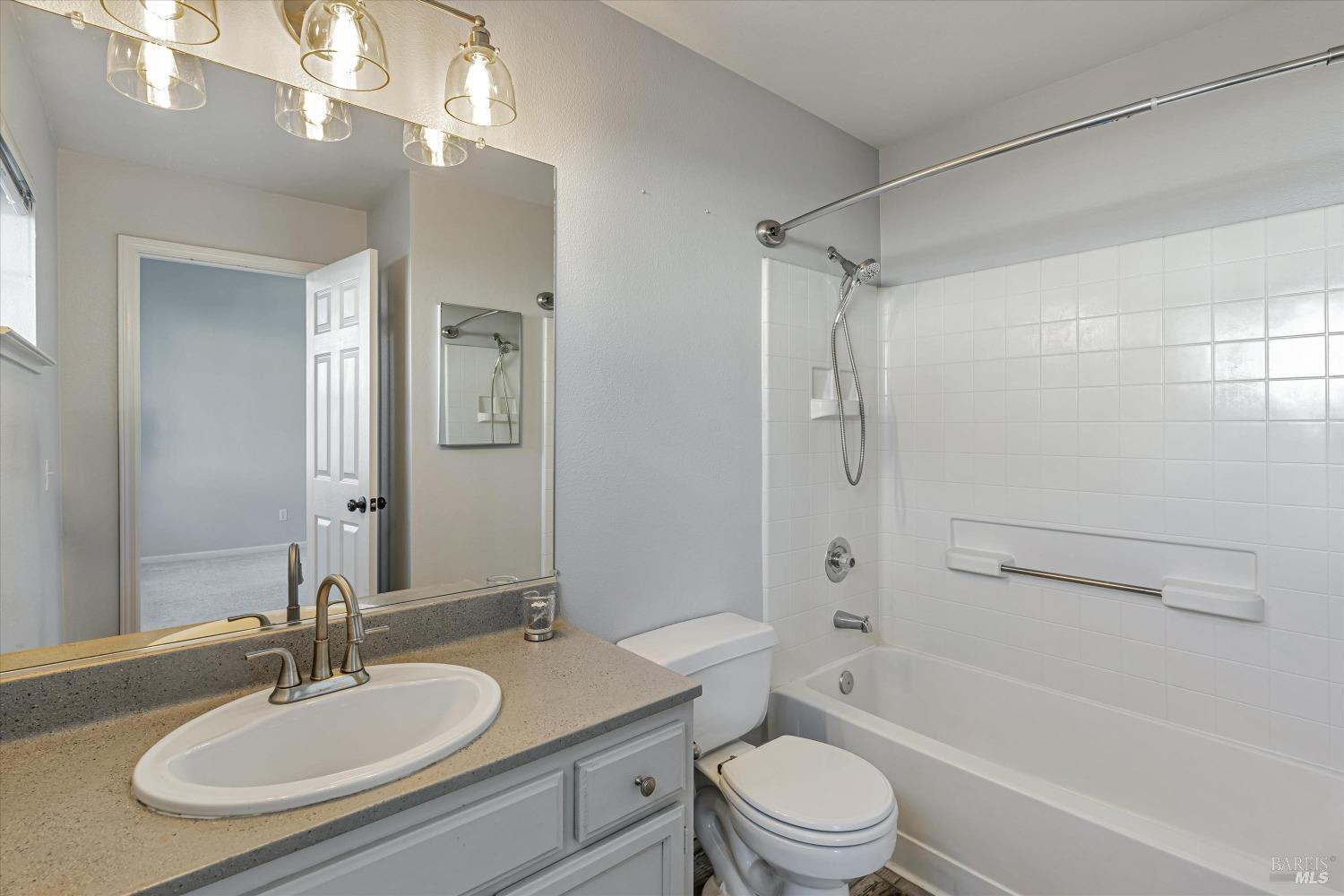 Detail Gallery Image 14 of 28 For 408 Feldspar Ln, Santa Rosa,  CA 95407 - 2 Beds | 2/1 Baths