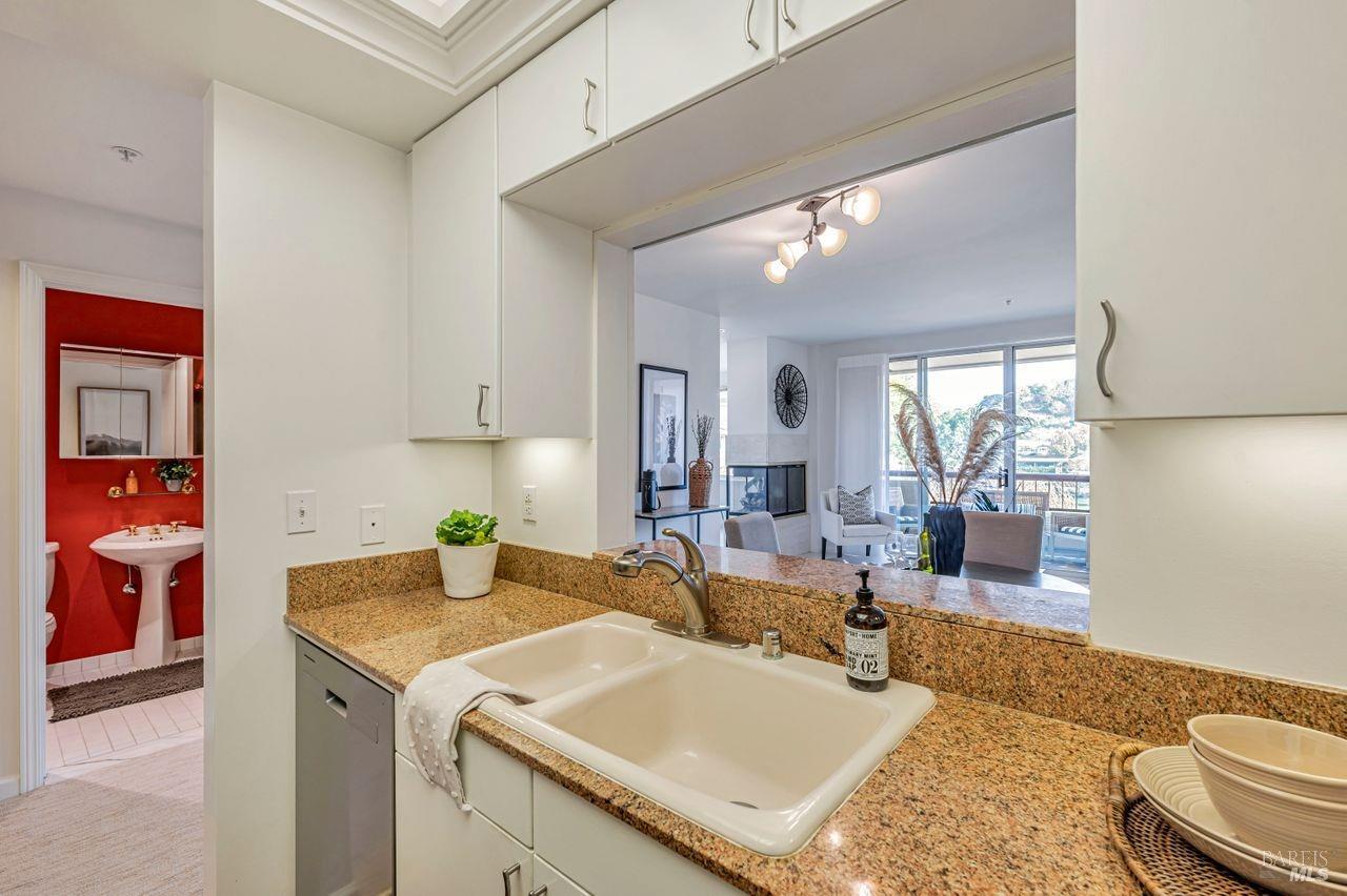 Detail Gallery Image 6 of 34 For 100 Deer Valley Rd 2b,  San Rafael,  CA 94903 - 1 Beds | 2 Baths