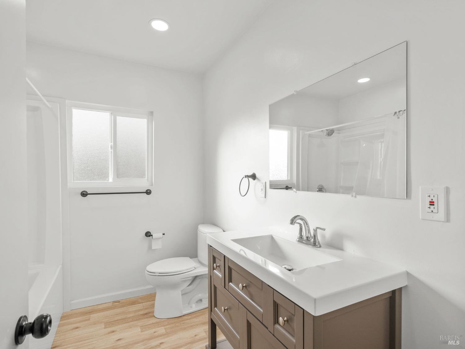 Detail Gallery Image 9 of 23 For 27 N Broadway Unkn, Pittsburg,  CA 94565 - 2 Beds | 1 Baths