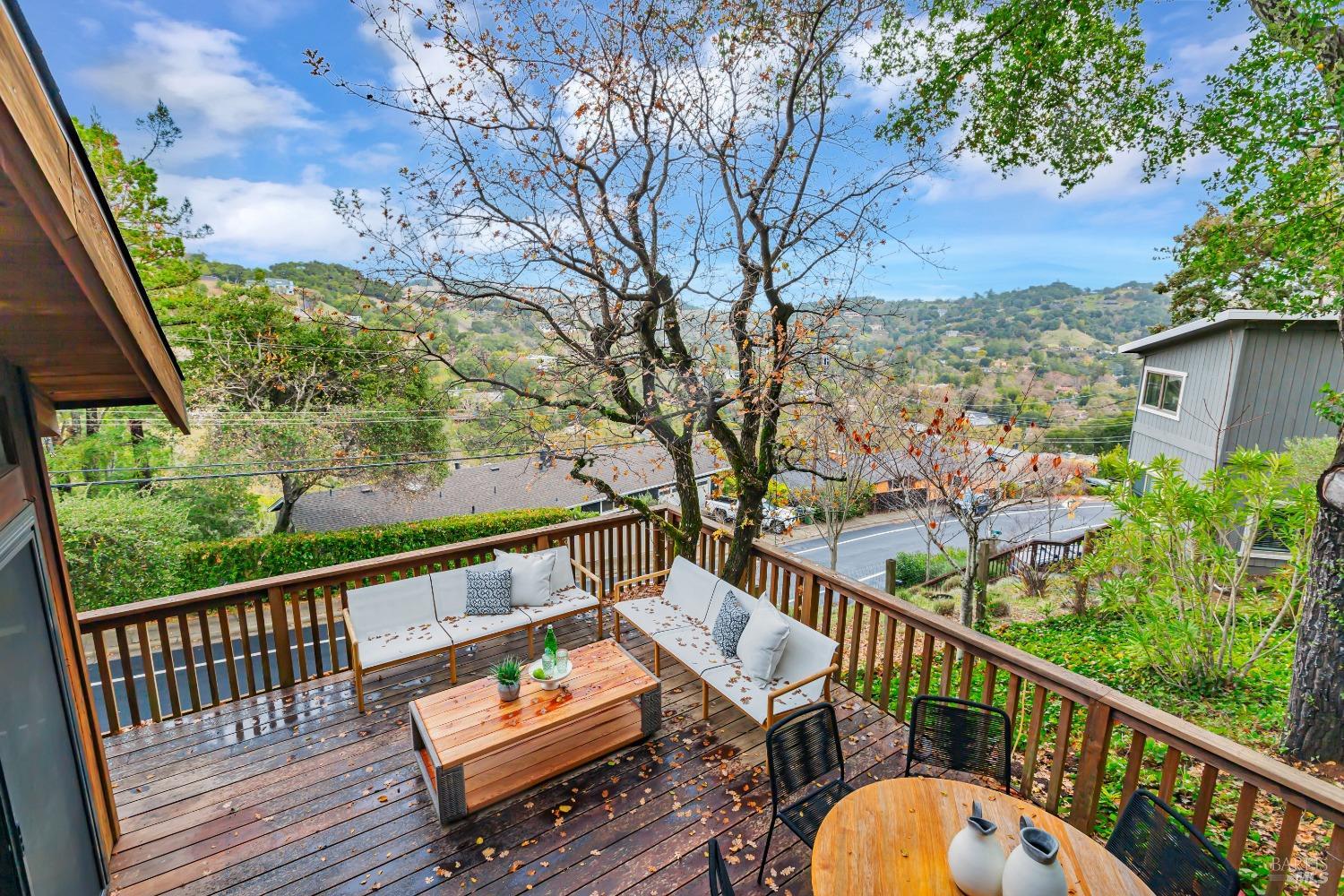 Detail Gallery Image 3 of 36 For 85 Woodside Dr, San Anselmo,  CA 94960 - 3 Beds | 2 Baths