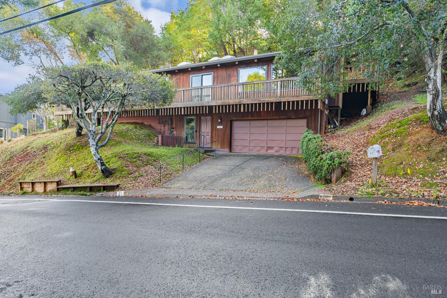 Detail Gallery Image 1 of 36 For 85 Woodside Dr, San Anselmo,  CA 94960 - 3 Beds | 2 Baths