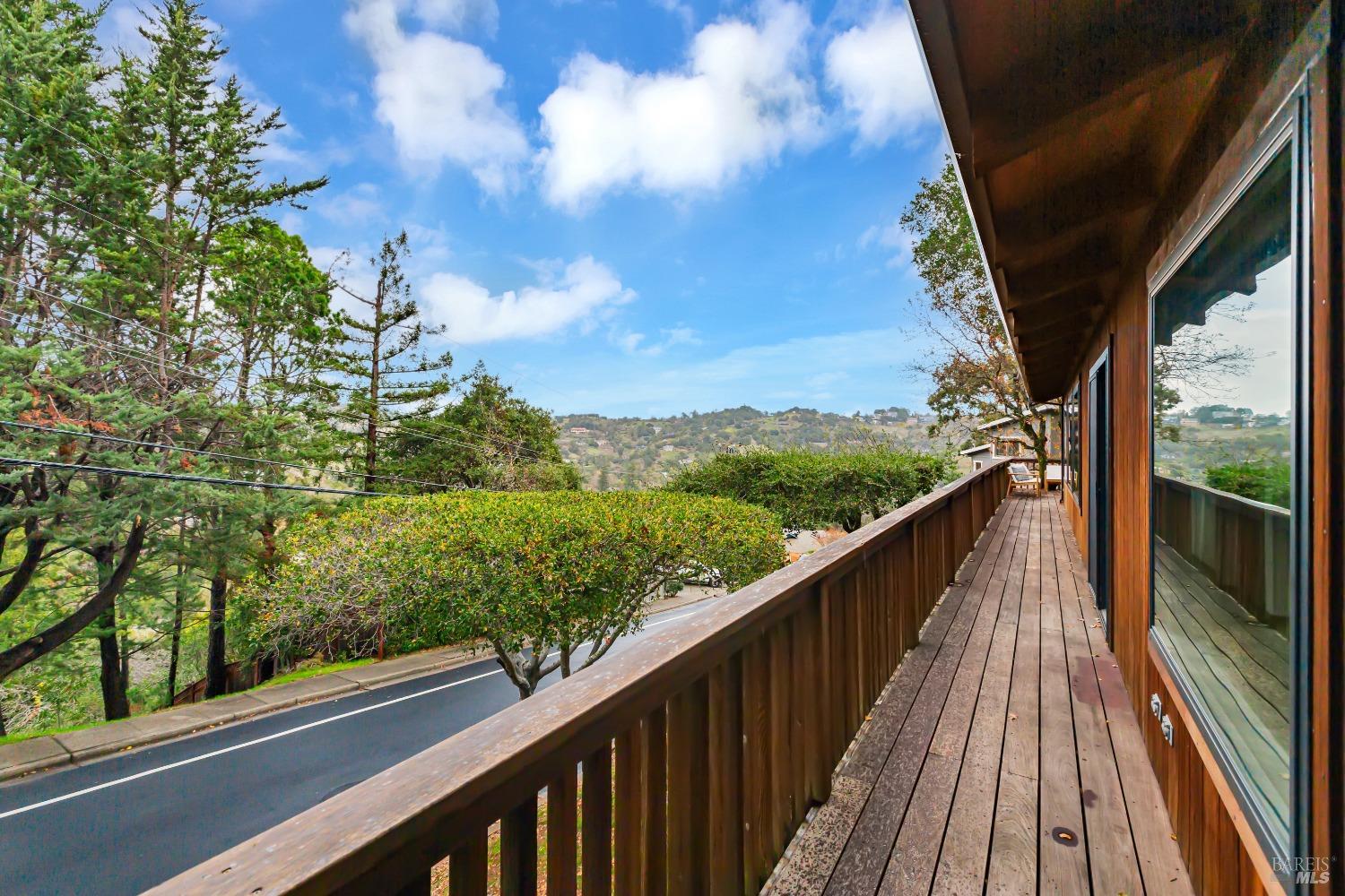 Detail Gallery Image 2 of 36 For 85 Woodside Dr, San Anselmo,  CA 94960 - 3 Beds | 2 Baths