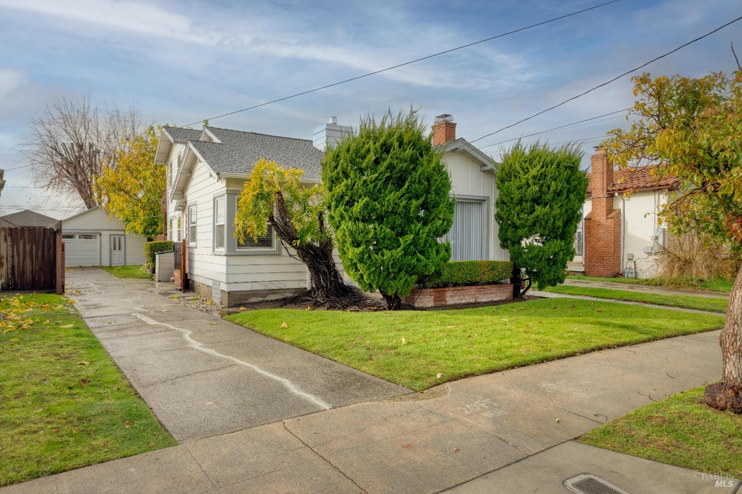 Detail Gallery Image 2 of 37 For 138 Santa Clara Ave, Alameda,  CA 94501 - 4 Beds | 2 Baths