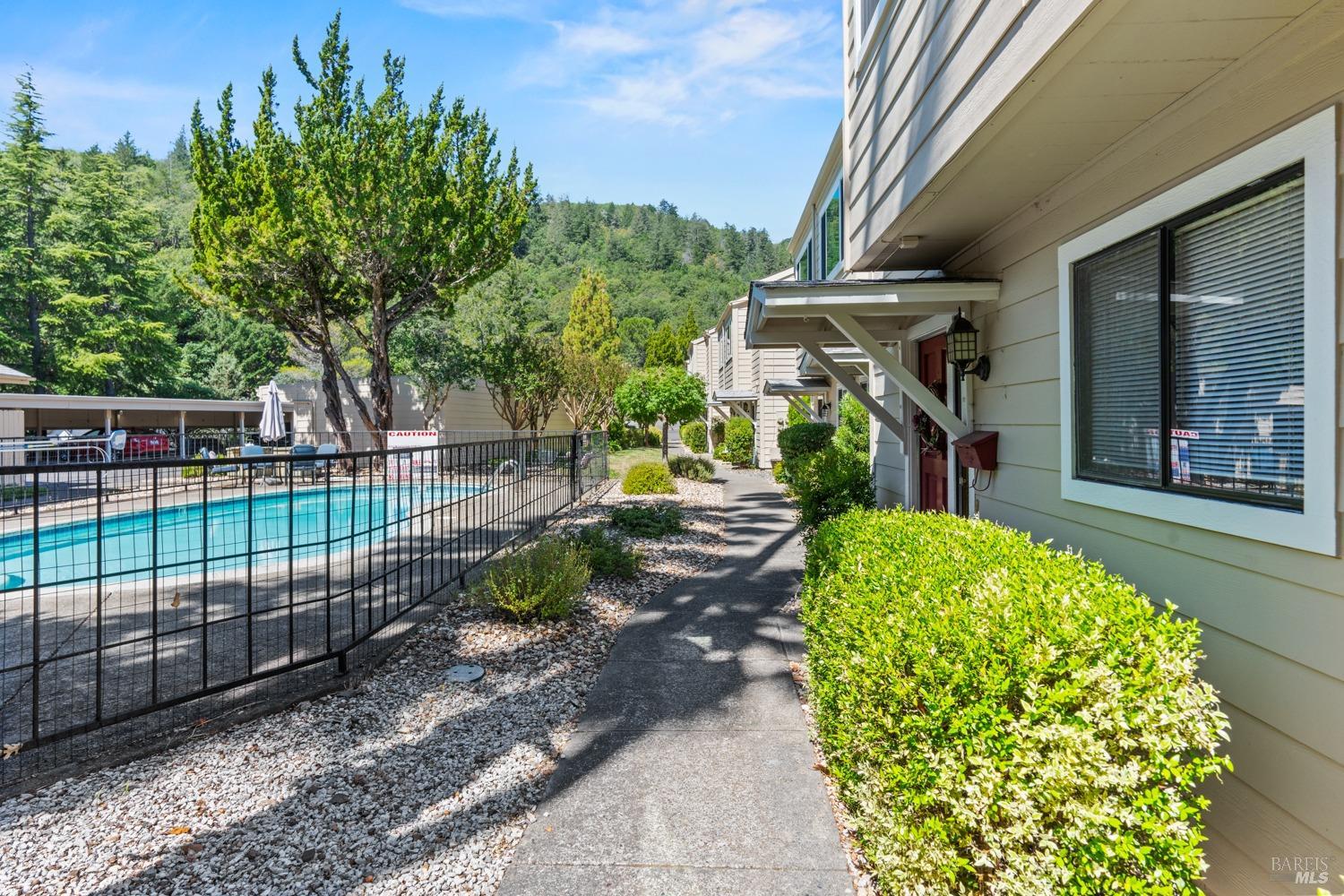 Detail Gallery Image 1 of 23 For 280 San Jacinta Dr #M,  Ukiah,  CA 95482 - 2 Beds | 1/1 Baths