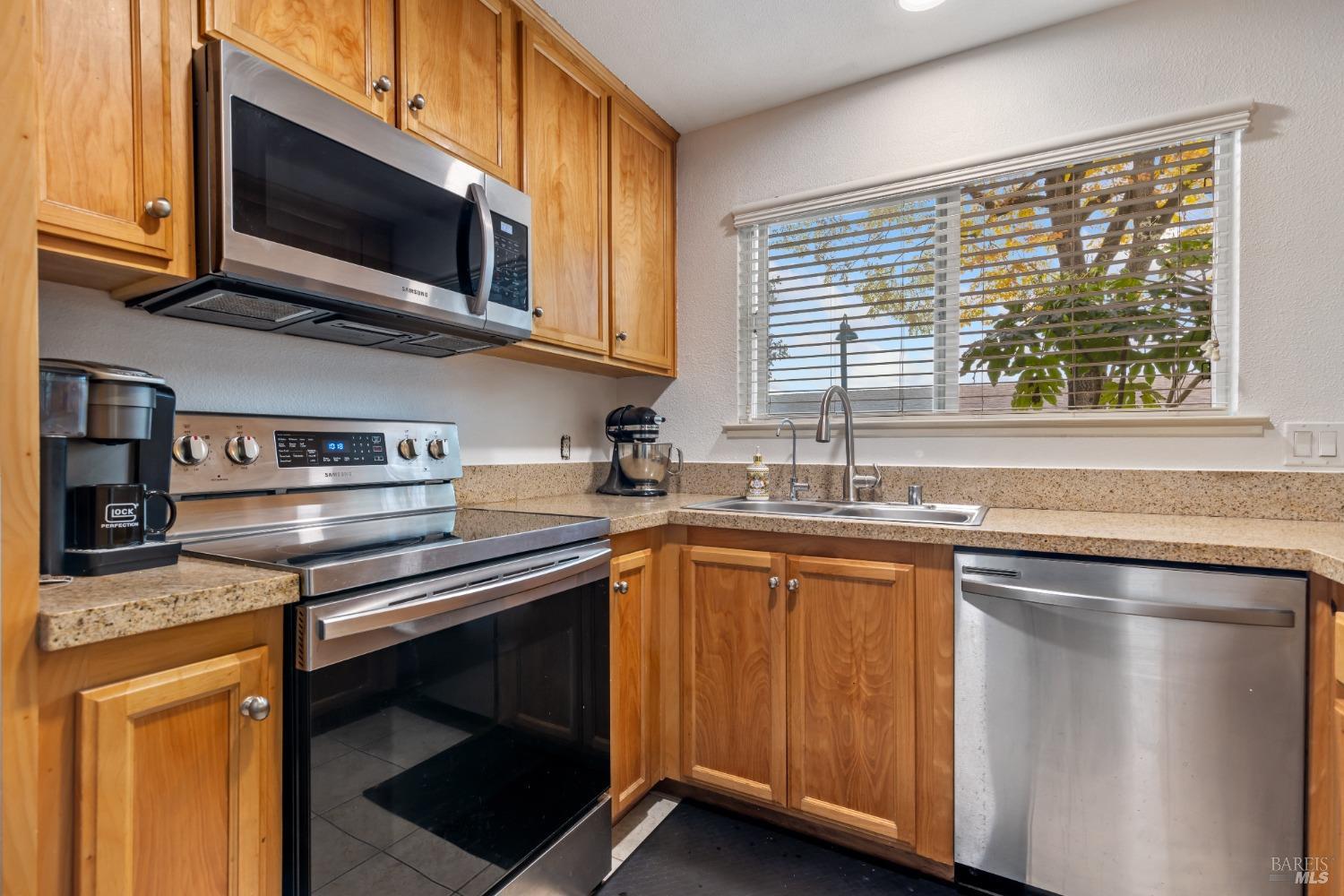 Detail Gallery Image 8 of 31 For 225 Burt St #7,  Santa Rosa,  CA 95407 - 2 Beds | 2 Baths