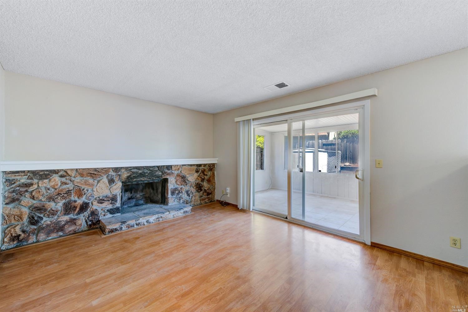 Detail Gallery Image 21 of 51 For 682 Quartz Ln, Vallejo,  CA 94589 - 4 Beds | 2/1 Baths