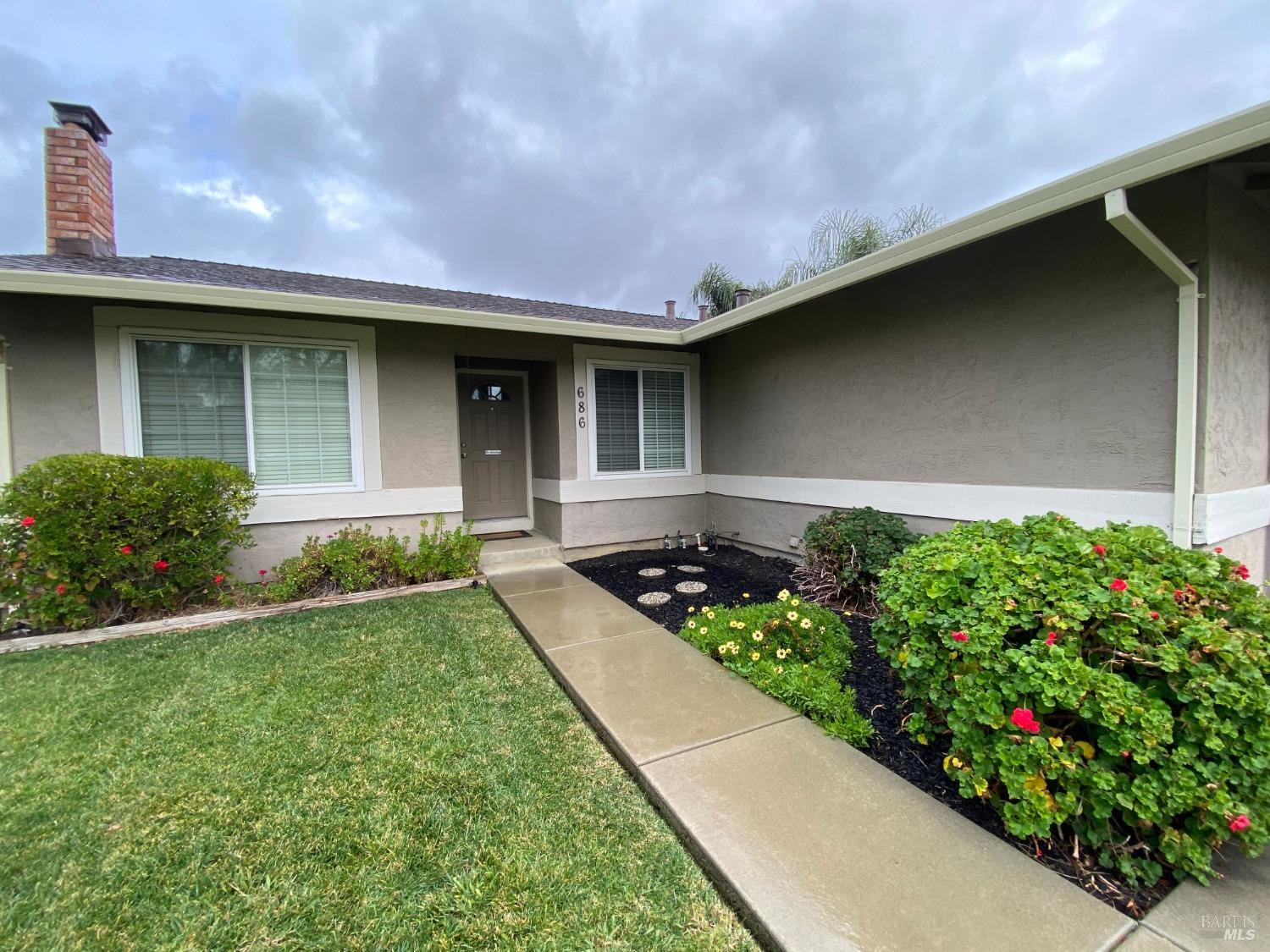 Detail Gallery Image 2 of 23 For 686 Sereno Dr, Vacaville,  CA 95687 - 4 Beds | 2 Baths