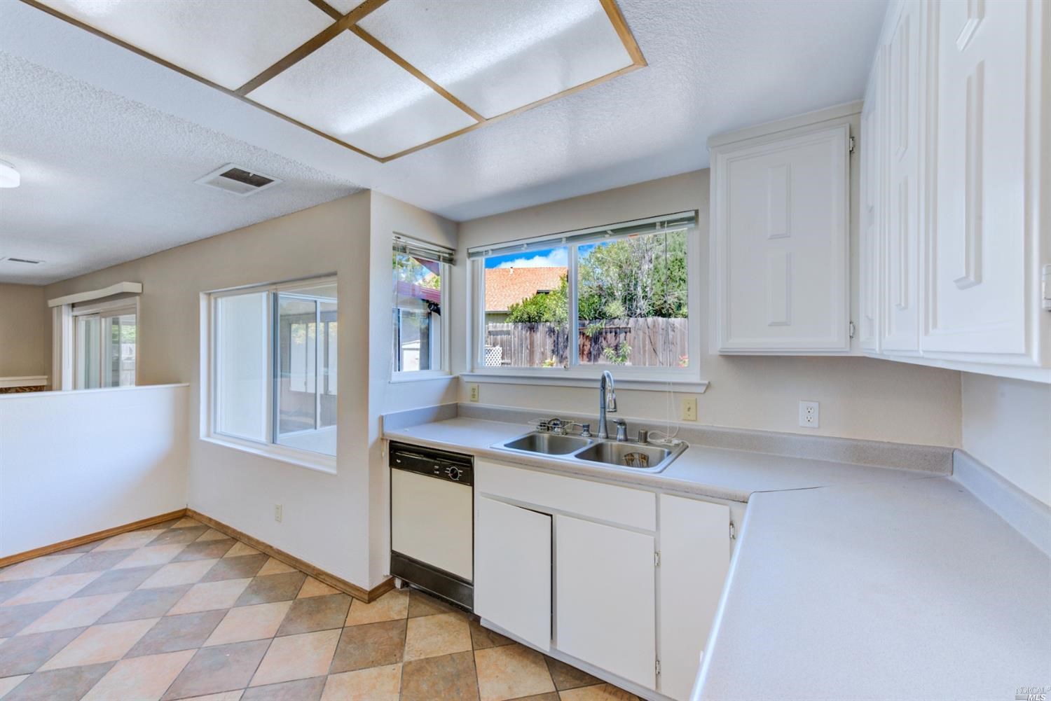 Detail Gallery Image 15 of 51 For 682 Quartz Ln, Vallejo,  CA 94589 - 4 Beds | 2/1 Baths