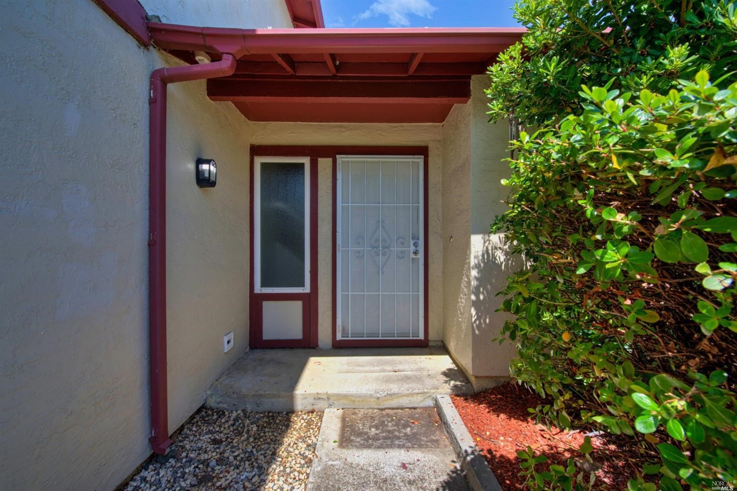 Detail Gallery Image 8 of 51 For 682 Quartz Ln, Vallejo,  CA 94589 - 4 Beds | 2/1 Baths