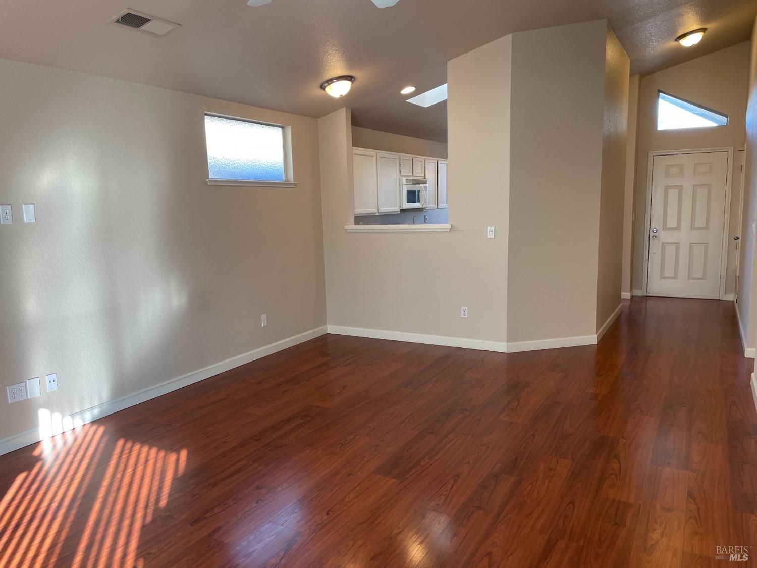 Detail Gallery Image 3 of 21 For 325 Robin Cir, Vacaville,  CA 95687 - 3 Beds | 2 Baths