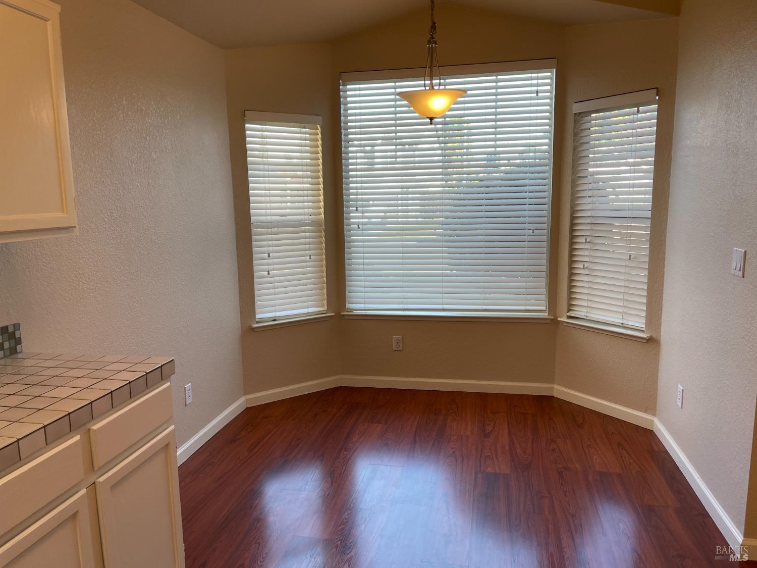 Detail Gallery Image 6 of 21 For 325 Robin Cir, Vacaville,  CA 95687 - 3 Beds | 2 Baths