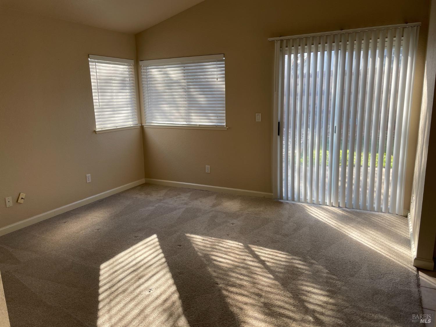 Detail Gallery Image 7 of 21 For 325 Robin Cir, Vacaville,  CA 95687 - 3 Beds | 2 Baths