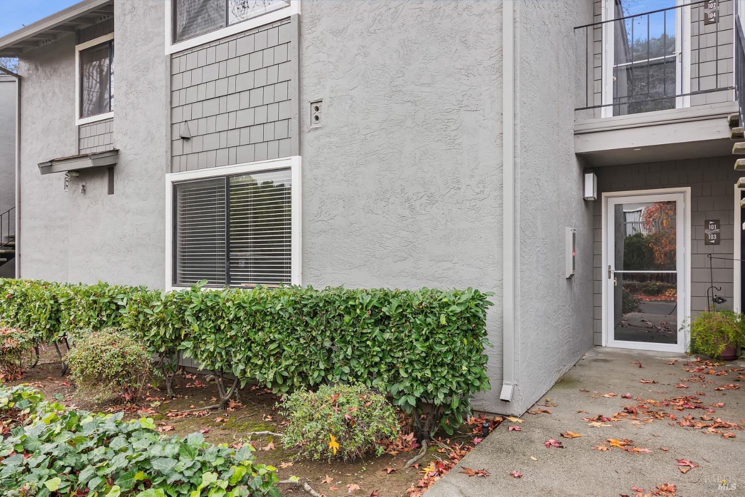 Detail Gallery Image 5 of 27 For 900 Cambridge Dr #103,  Benicia,  CA 94510 - 1 Beds | 1 Baths