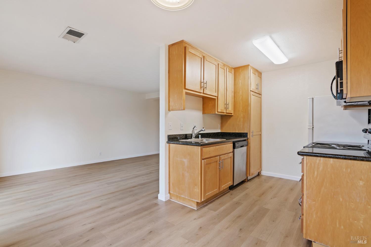 Detail Gallery Image 13 of 27 For 900 Cambridge Dr #103,  Benicia,  CA 94510 - 1 Beds | 1 Baths