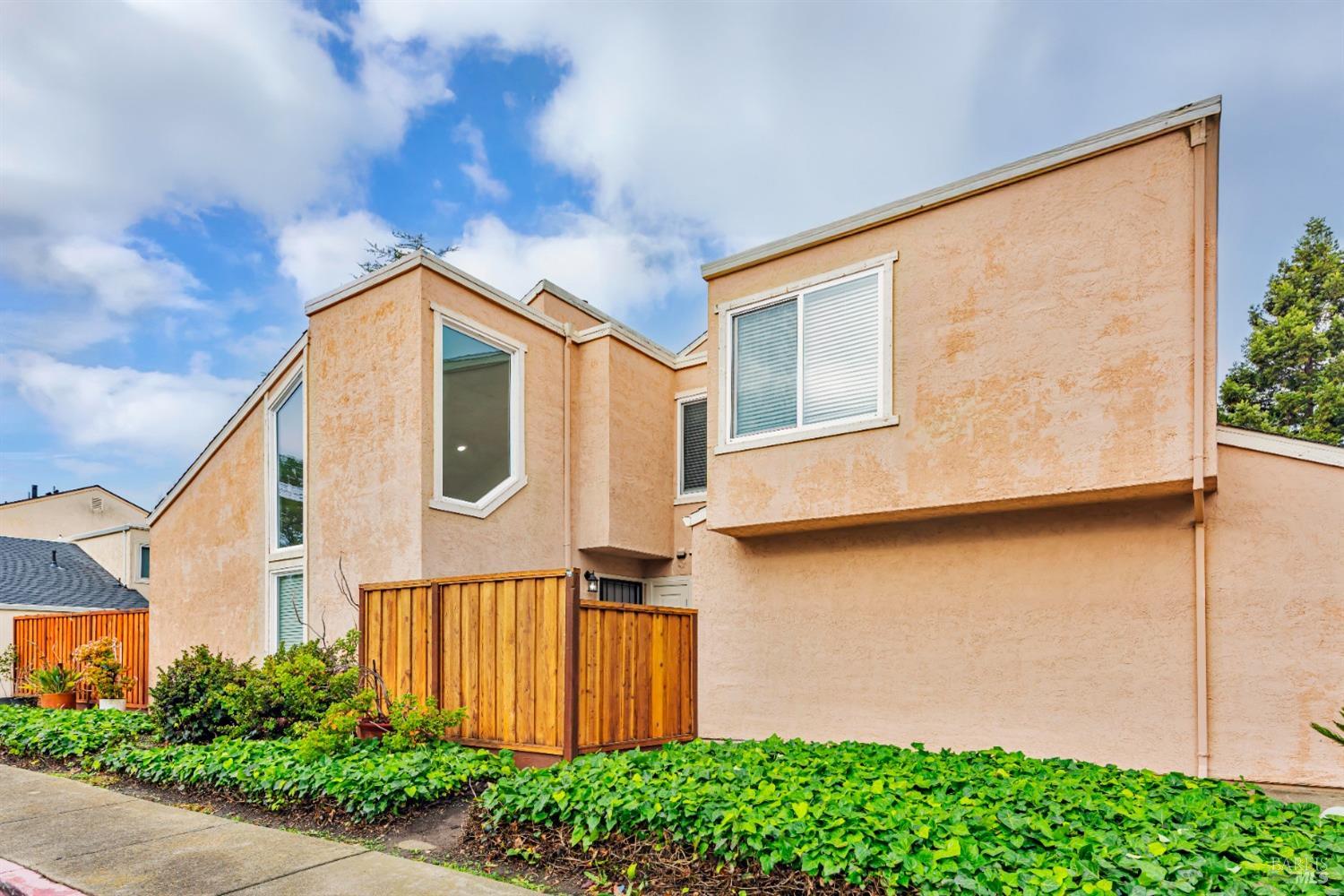 Detail Gallery Image 14 of 55 For 27665 Eucalyptus Ct, Hayward,  CA 94544 - 3 Beds | 2/1 Baths