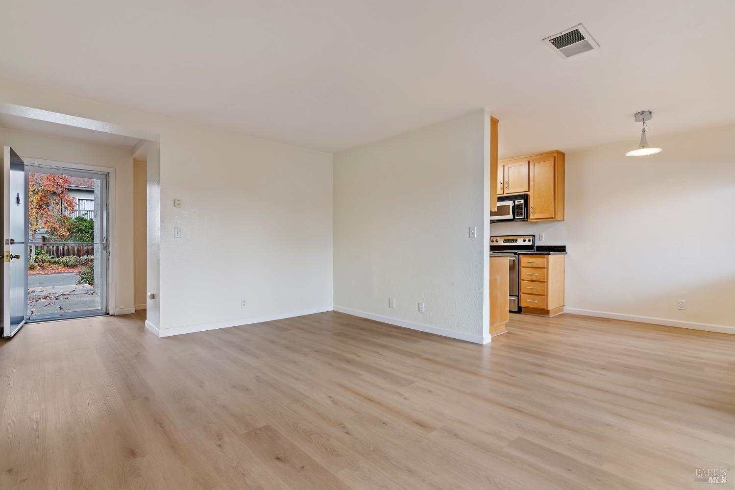 Detail Gallery Image 7 of 27 For 900 Cambridge Dr #103,  Benicia,  CA 94510 - 1 Beds | 1 Baths