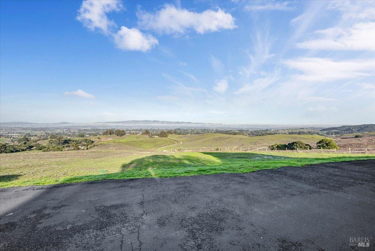 Detail Gallery Image 7 of 35 For 218 Spring Ridge Ln, Petaluma,  CA 94952 - 4 Beds | 2/1 Baths