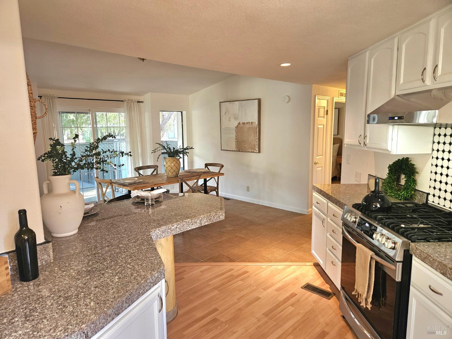 Detail Gallery Image 9 of 28 For 14 Redondo Ct 14, Saint Helena,  CA 94574 - 2 Beds | 2 Baths