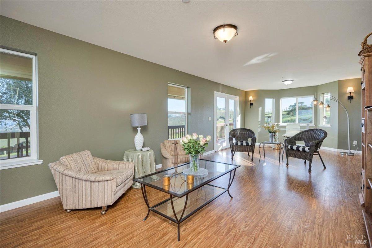 Detail Gallery Image 14 of 35 For 218 Spring Ridge Ln, Petaluma,  CA 94952 - 4 Beds | 2/1 Baths