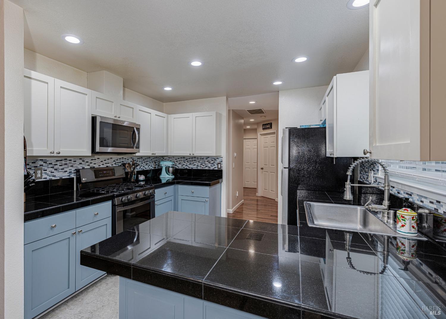 Detail Gallery Image 12 of 34 For 1469 Capri Ave, Petaluma,  CA 94954 - 3 Beds | 2 Baths