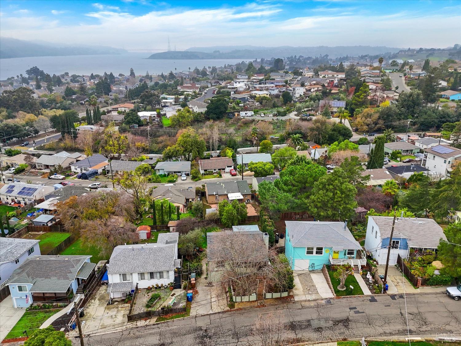 Detail Gallery Image 2 of 32 For 76 Buena Vis, Benicia,  CA 94510 - 3 Beds | 2 Baths