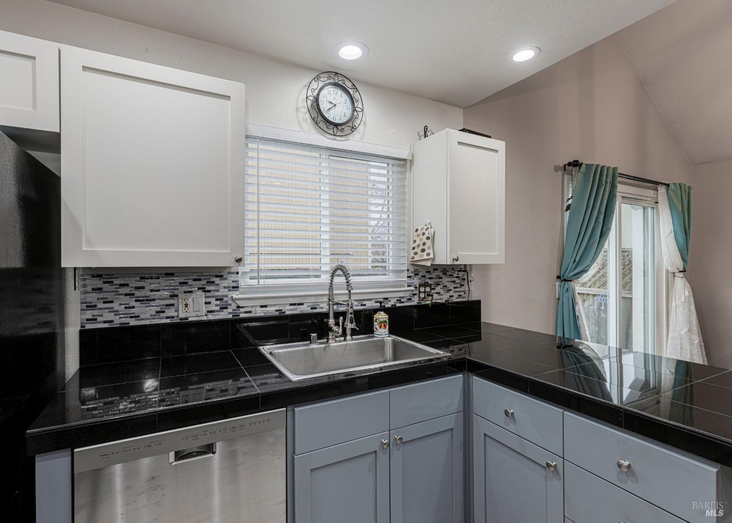 Detail Gallery Image 14 of 34 For 1469 Capri Ave, Petaluma,  CA 94954 - 3 Beds | 2 Baths