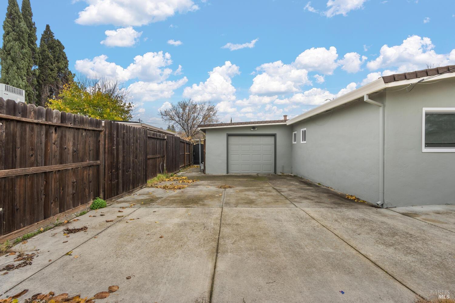 Detail Gallery Image 22 of 28 For 221 Circle Dr, Vacaville,  CA 95688 - 3 Beds | 2 Baths