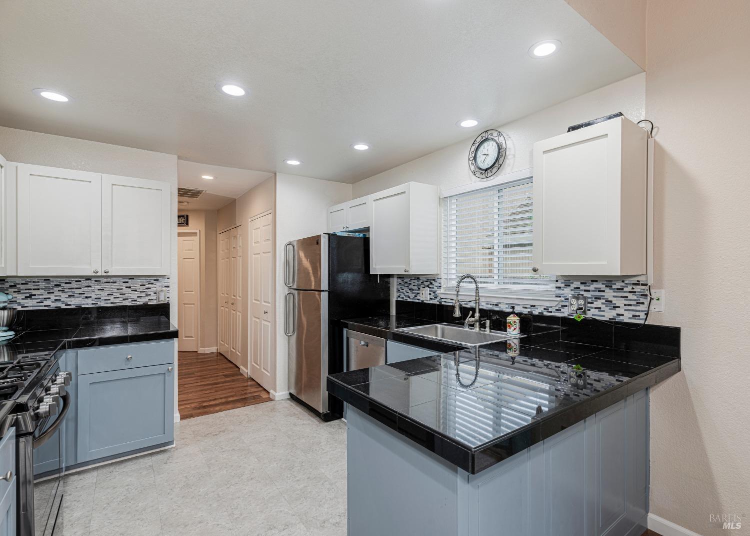 Detail Gallery Image 11 of 34 For 1469 Capri Ave, Petaluma,  CA 94954 - 3 Beds | 2 Baths