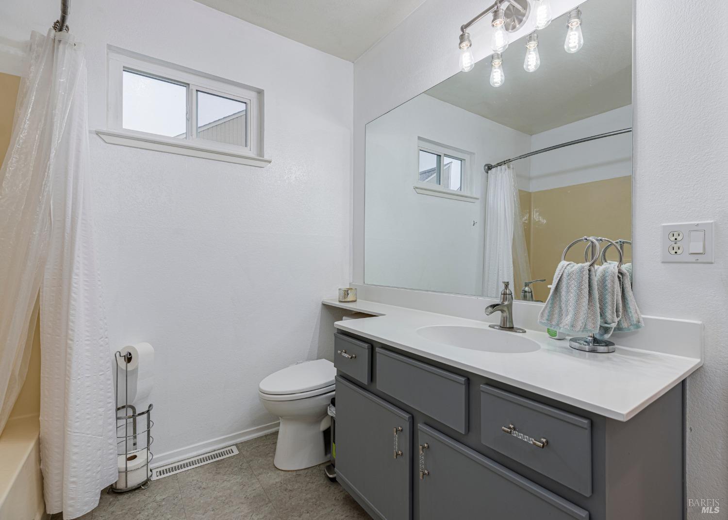 Detail Gallery Image 17 of 34 For 1469 Capri Ave, Petaluma,  CA 94954 - 3 Beds | 2 Baths