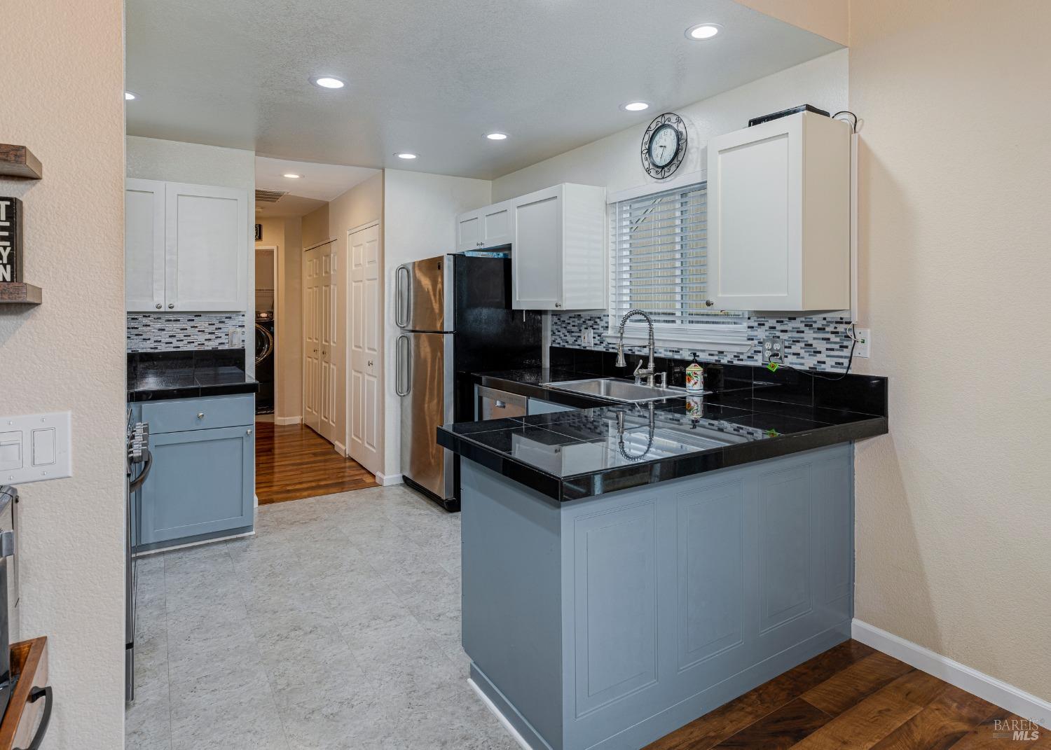 Detail Gallery Image 10 of 34 For 1469 Capri Ave, Petaluma,  CA 94954 - 3 Beds | 2 Baths