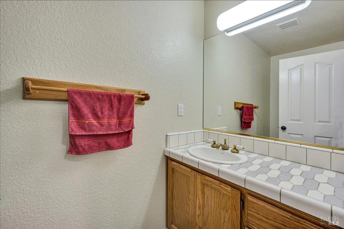 Detail Gallery Image 12 of 35 For 17319 Meadow View Dr, Hidden Valley Lake,  CA 95467 - 5 Beds | 3/1 Baths