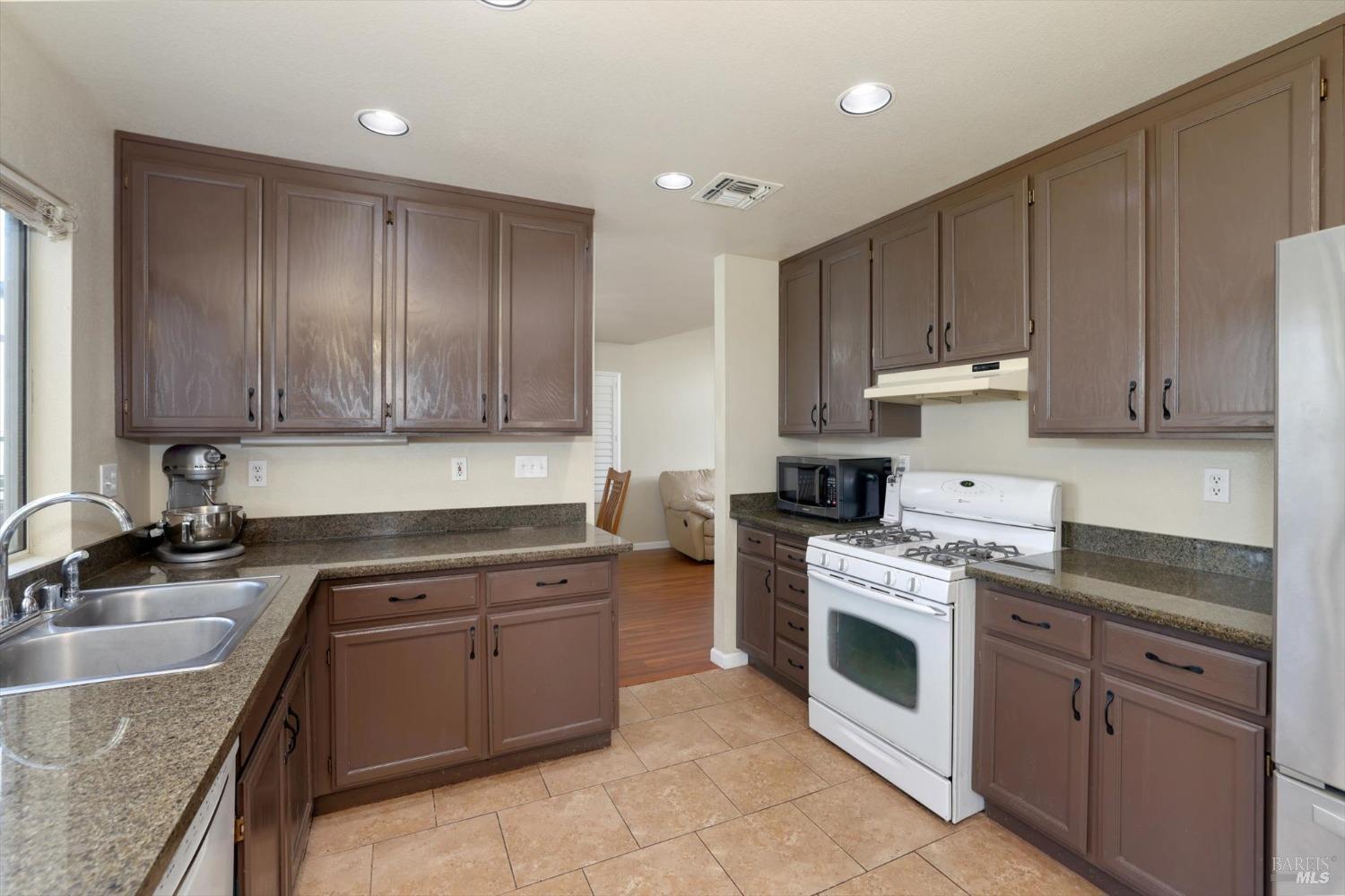 Detail Gallery Image 11 of 44 For 886 Youngsdale Dr, Vacaville,  CA 95687 - 4 Beds | 2/1 Baths